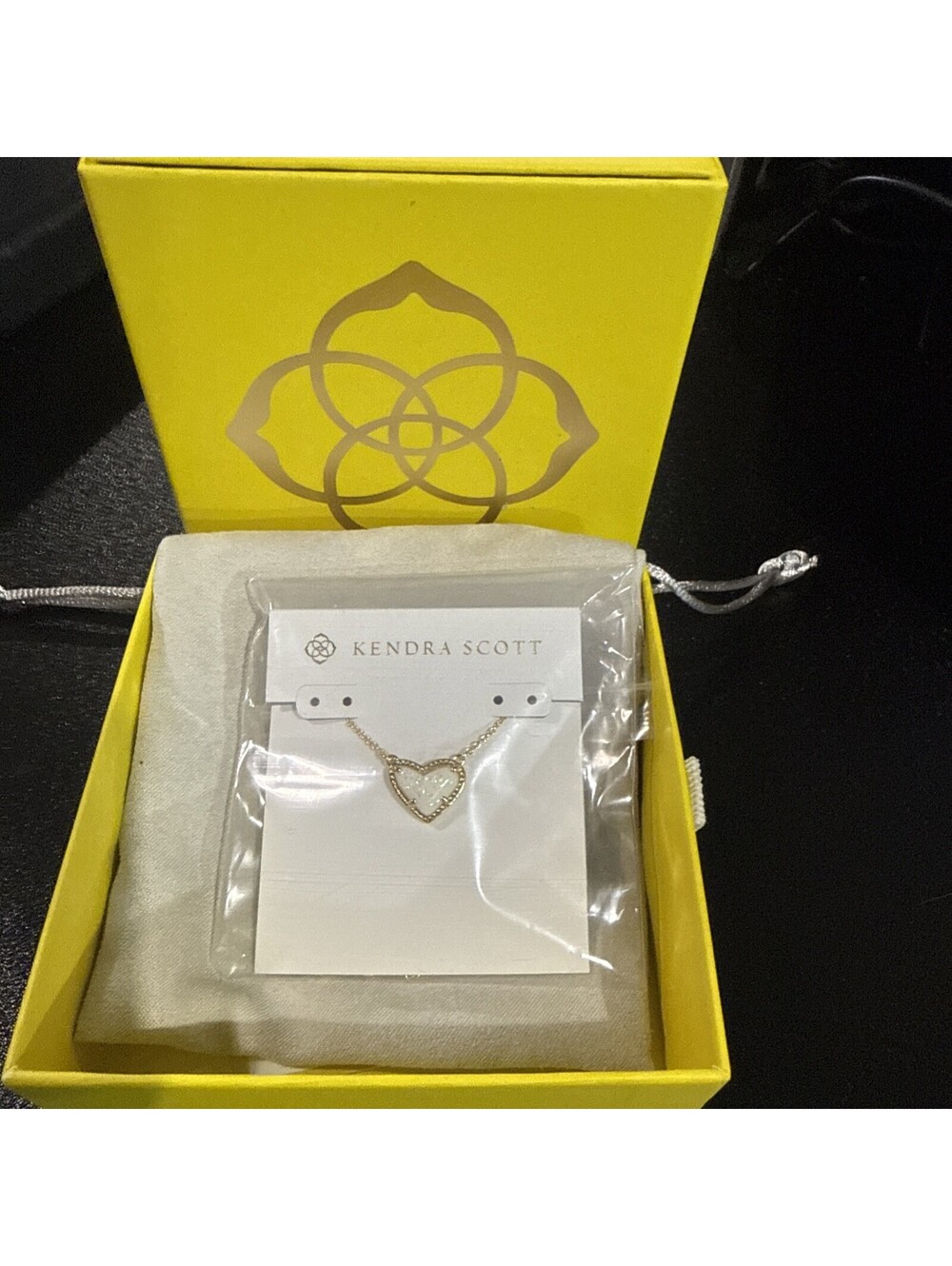 Kendra Scott ARI HEART ADJUSTABLE LENGTH PENDANT NECKLACE - GOLD WHITE OPAL